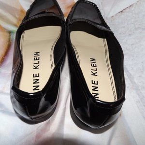 Anne Klein Women's Black Gloss Loafer Embossed Initials sz 6.5